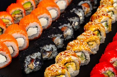 Japonca set balık ve pirinç ile rulo