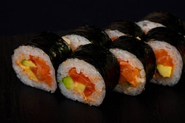 Japon soğuk rulo somon ile