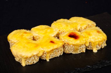 Soslu pişmiş Japon rulo