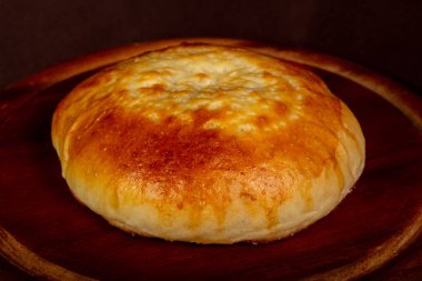 Lepeshka ahşap üzerine peynir ile