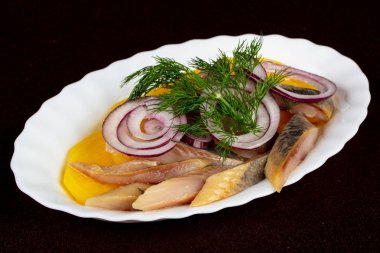 Patates ve soğan ile ringa balığı filetosu