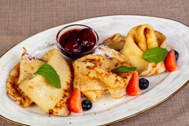 Krep reçel ve çilek ile