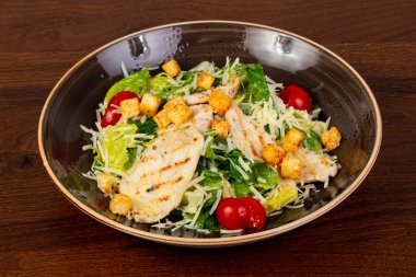 Sezar salatası tavuk ve peynir