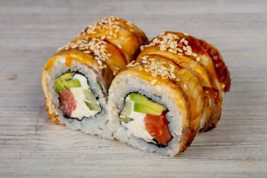 Yılan balığı ile Japon geleneksel rulo