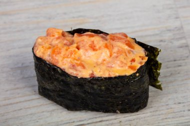 Japon geleneksel baharatlı gunkan suşi