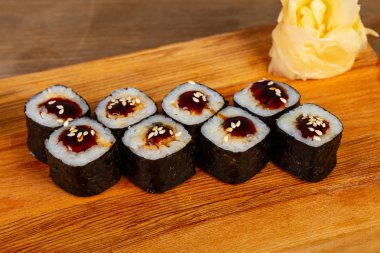 Yılan balığı ile Japon geleneksel rulo