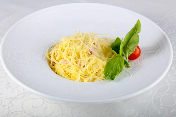 Pasta Carbonara Serviert Basilikumblätter — Stockfoto