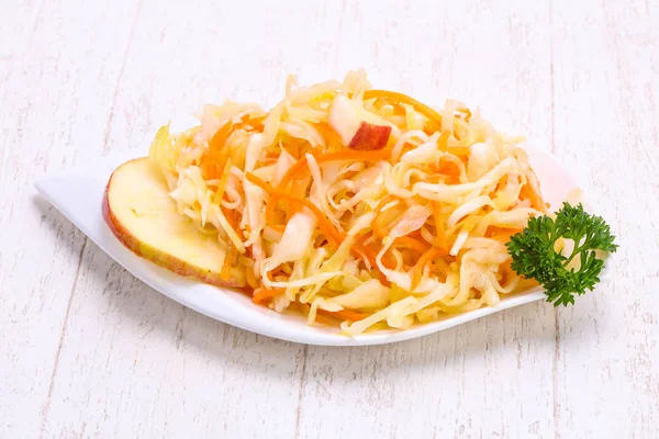 Kabın içinde geleneksel fermente lahana lahana turşusu