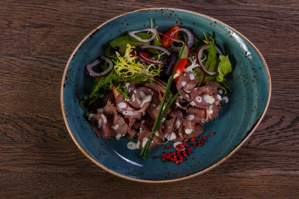 소스와 양파와 쇠고기 샐러드 — 스톡 사진