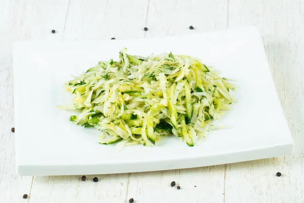 Salatalık ile Çiğ lahana salatası