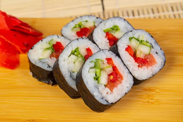 Wasabi ve zencefil ile lezzetli sebze rulo