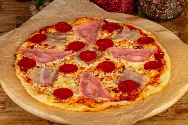 Mięsa Pyszne Ciasto Pizza Salami Bekon — Zdjęcie stockowe