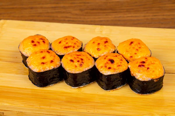 Keju Goreng Lezat Sushi Gulung Dengan Salmon — Stok Foto