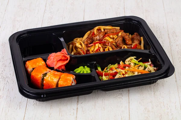 Rulo, şehriye ve et ile bento