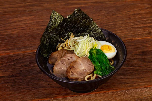 Sığır eti ve yumurta çorba ramen