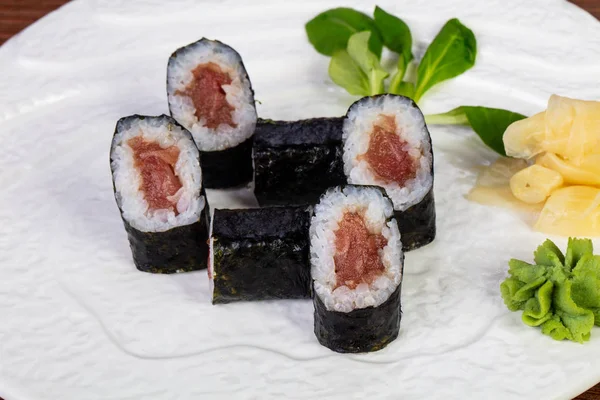 Rolo Maki Frio Tradicional Japonês Com Atum — Fotografia de Stock