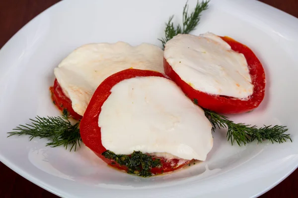 モッツァレラチーズとイタリアのカプレーゼ サラダ — ストック写真