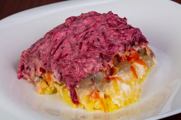 Rus salatası ringa balığı, patates ve kırmızı pancar 