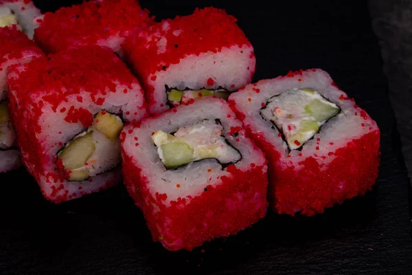 Karides ile Japon geleneksel rulo