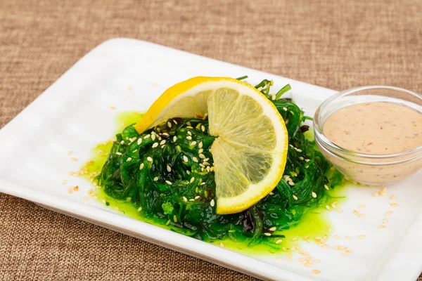 Susam ve sos chukka salatası