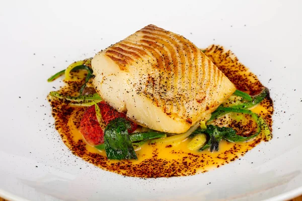 Baharat ile kavrulmuş balık halibut