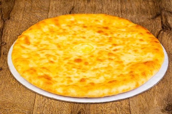 Ahşap arka plan üzerinde geleneksel Osetya pasta