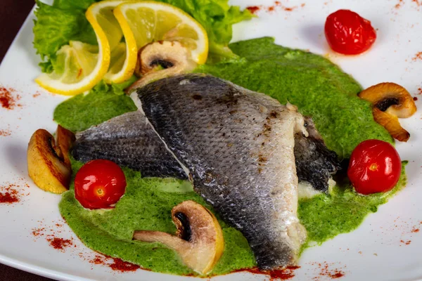 Buğulanmış Dorada balık fileto sos ile