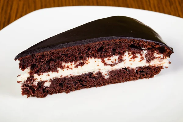 Bolo de chocolate com chantilly isolado — Fotografia de Stock