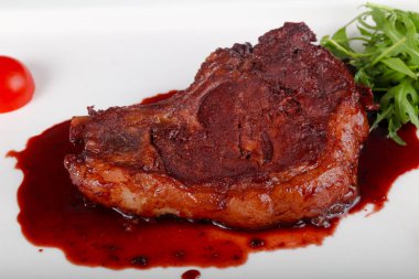 Böğürtlen soslu biftek.