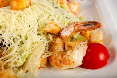 Karides ve parmesan peynirli Sezar salatası.