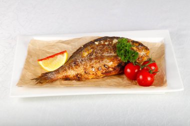 Dorada balık beyaz masada kavrulmuş