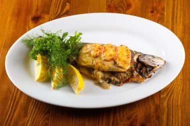 Mantar ve sos ile doldurulmuş alabalık