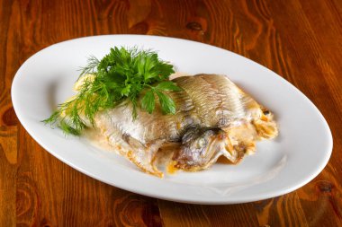 Mantar ve sos ile doldurulmuş alabalık