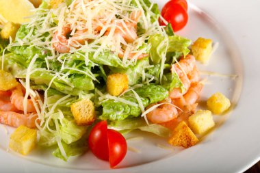 Sezar salata karides ve parmesan ile