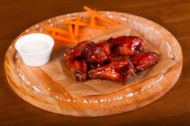 Tavuk kanatları Barbekü sos