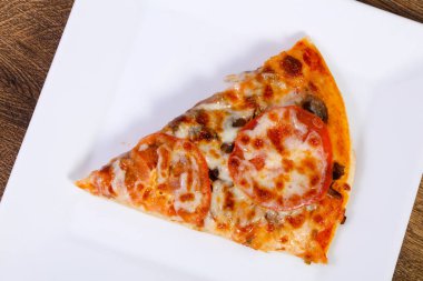 Peynir ve domates mantarlı pizza