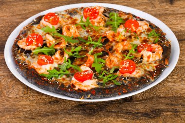 Karides ve roka ile pizza.