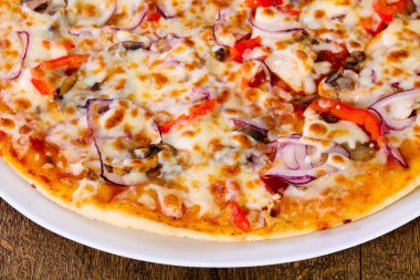 Sığır eti peynir ve soğan pizza