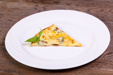 Fesleğen servis dört peynirli pizza