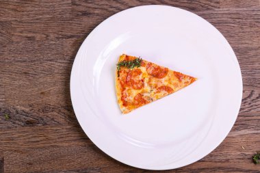 Sıcak Pepperoni pizza peyniri ve domates ile