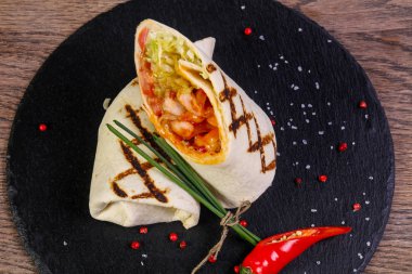 Tavuk ile biber hizmet tortilla rulo