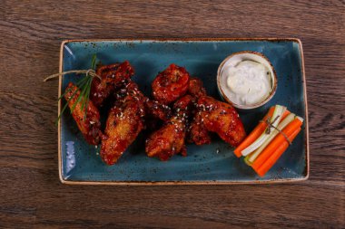 Tavuk kanadı dip sos ile