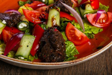 Karaciğer ve sebze salatası