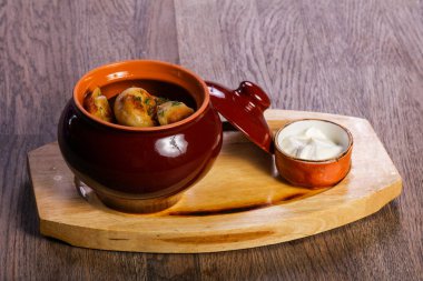 Krem ve otlar ile kavrulmuş köfte