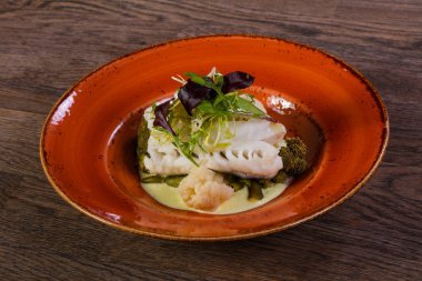 Salata yaprakları ile haşlanmış FITH