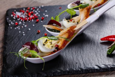 Yılan balığı ve Bıldırcın yumurta ile snack