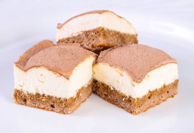 Kremalı tatlı ve taze kek. 