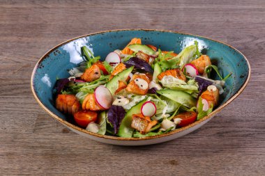 Izgara somon ve salatalık salatası