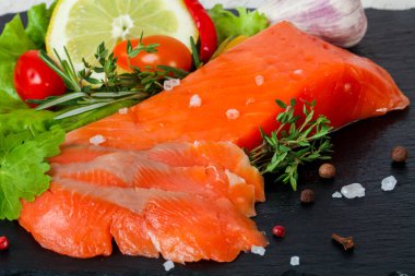 Tuz ve baharatlar ile ham alabalık filetosu