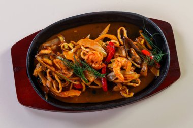 Deniz ürünleri makarna pan sos ile